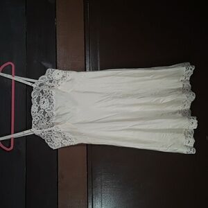 Medium Blush Cream Feminine Lace Slip/lingerie/nightgown  Gorgeous